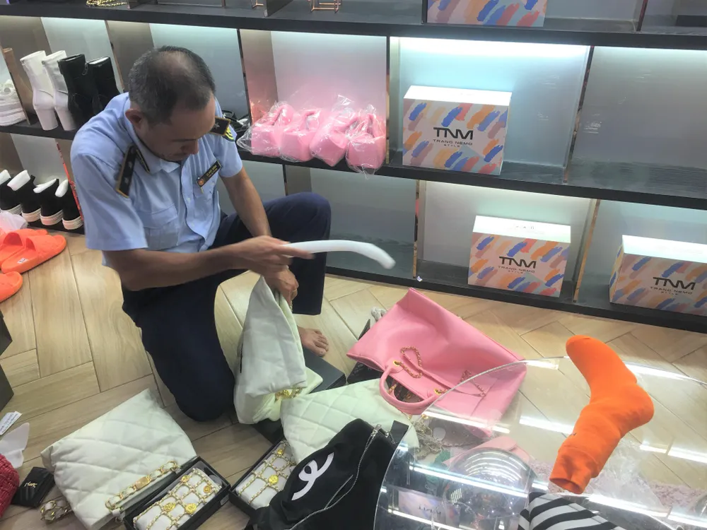 Đội QLTT số 2 thực hiện kiểm đếm hàng hóa