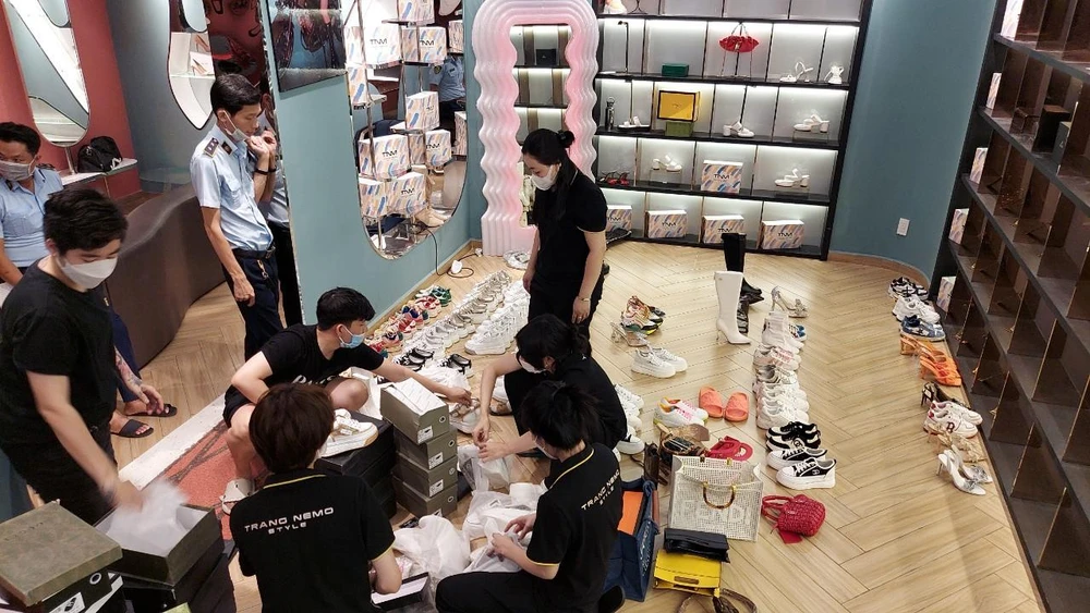 Quản lý thị trường TP.HCM tạm giữ hơn 240 sản phẩm có dấu hiệu giả mạo một số thương hiệu được bảo hộ tại Việt Nam