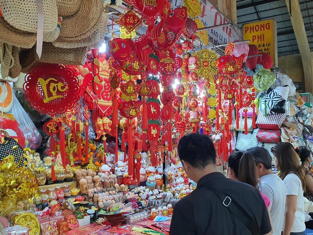 Không khí Tết tại một số gian hàng chợ Bến Thành