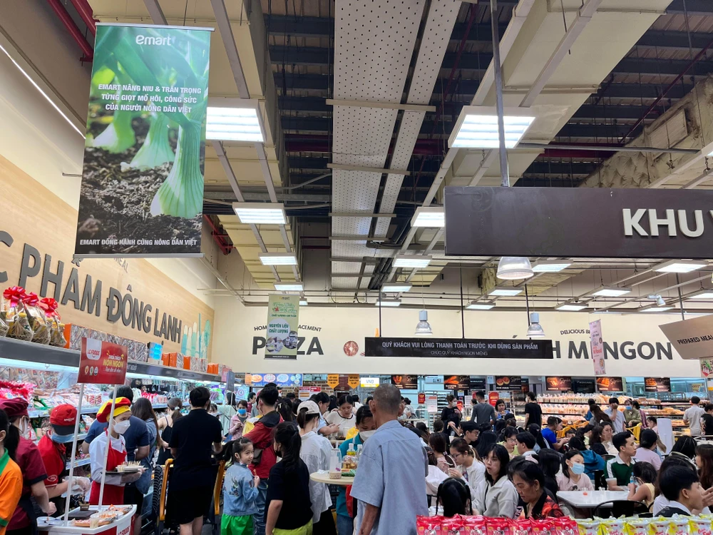 Khu vực ăn uống tại chỗ ở siêu thị rất đông khách