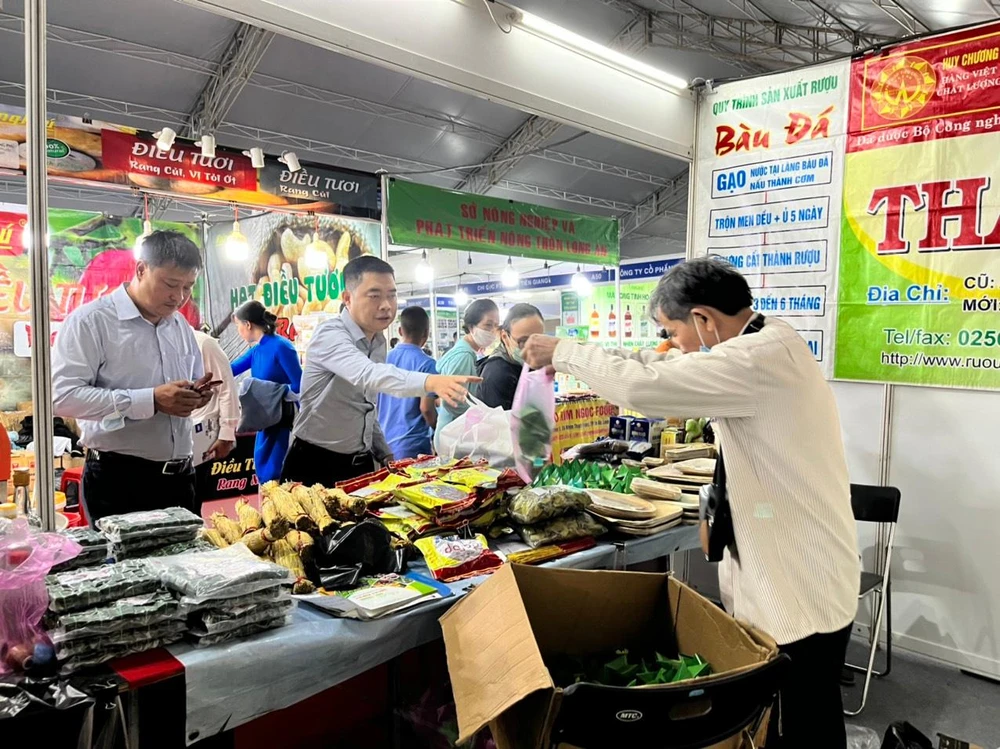 Khách tham quan mua bánh ít lá gai đặc sản Bình Định tại hội chợ