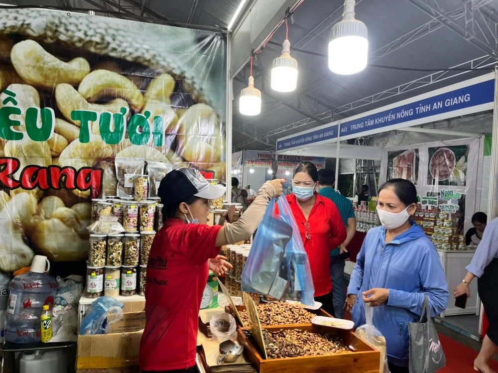 Hạt điều, hạt Kơ nia...của tỉnh Bình Phước được bày bán tại hội chợ