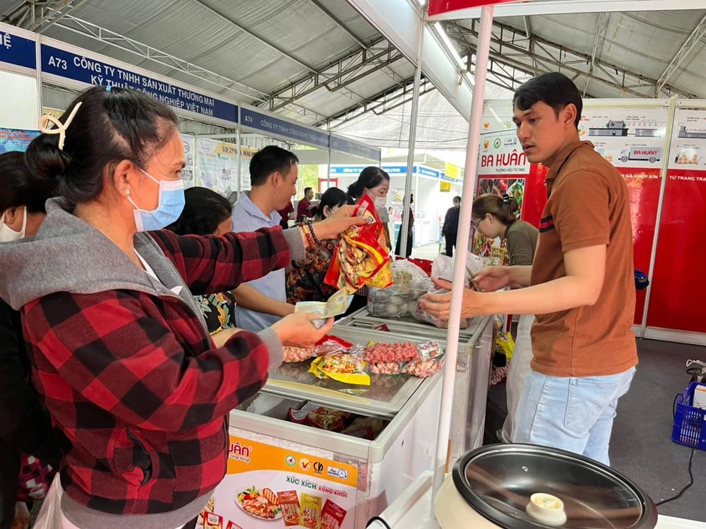 Thực phẩm chế biến mua 1 tặng 1, giảm giá 40%...được nhiều người chọn mua