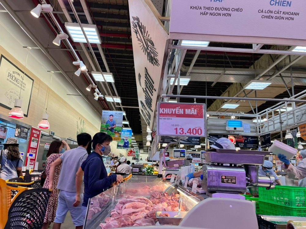 Siêu thị khuyến mãi thịt heo thu hút khách hàng