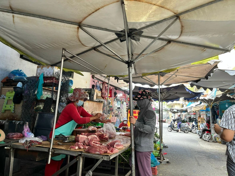 Chợ ế ẩm khách mua hàng