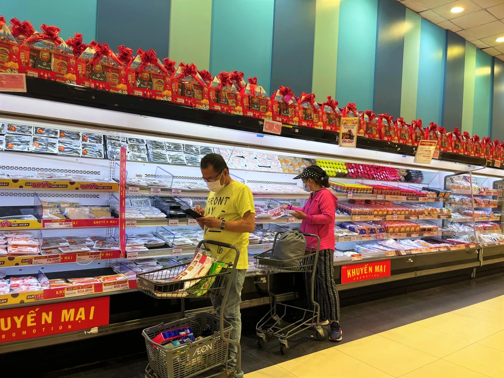 Người tiêu dùng mua sắm hàng hóa khuyến mãi tại Aeon Mall Tân Phú. Ảnh: TÚ UYÊN