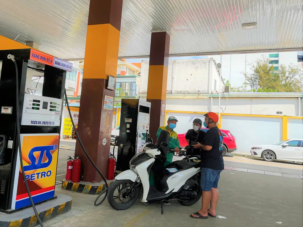Người dân đổ xăng tại một cửa hàng quận Bình Thạnh. Ảnh: TÚ UYÊN