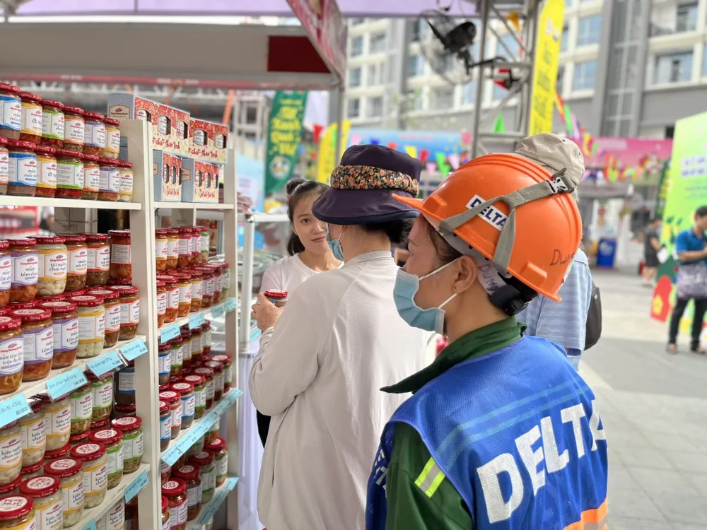 Khách tham quan tìm hiểu các loại dưa món, củ kiệu, mắm tôm... tại lễ hội