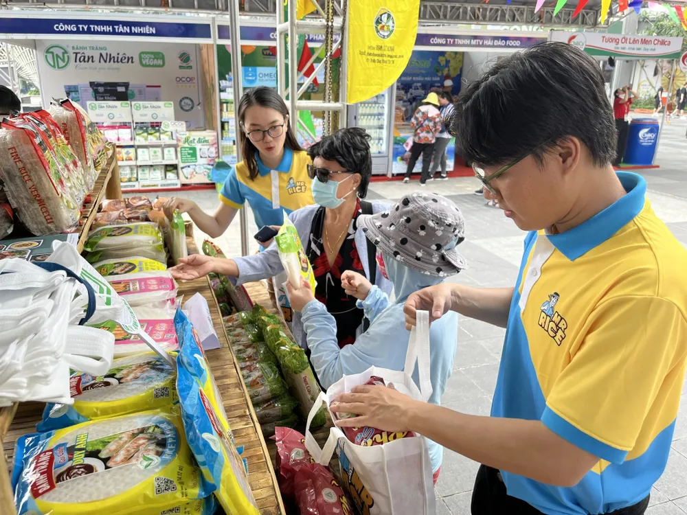 Các loại bún làm từ dưa hấu, bánh tráng từ trái thanh long khuyến mãi thu hút người dân mua sắm