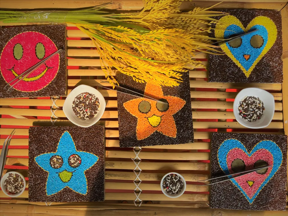 Đến lễ hội, khách tham quan thích thú học cách xếp gạo làm tranh