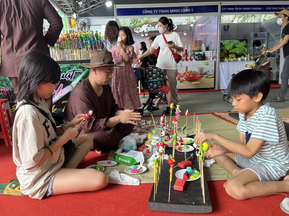 Trẻ em tập làm tò he tại lễ hội