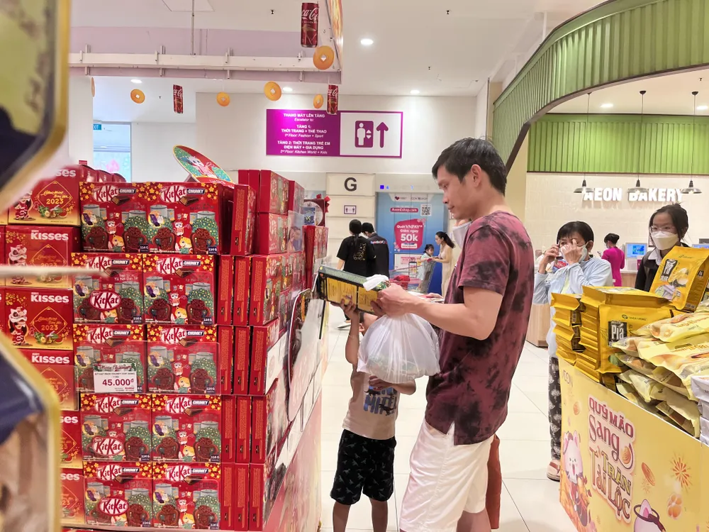 Từ nay đến Tết nhiều hàng hóa thiết yếu được các siêu thị liên tục giảm giá. Ảnh: TÚ UYÊN Từ nay đến Tết nhiều hàng hóa thiết yếu được các siêu thị liên tục giảm giá. Ảnh: TÚ UYÊN