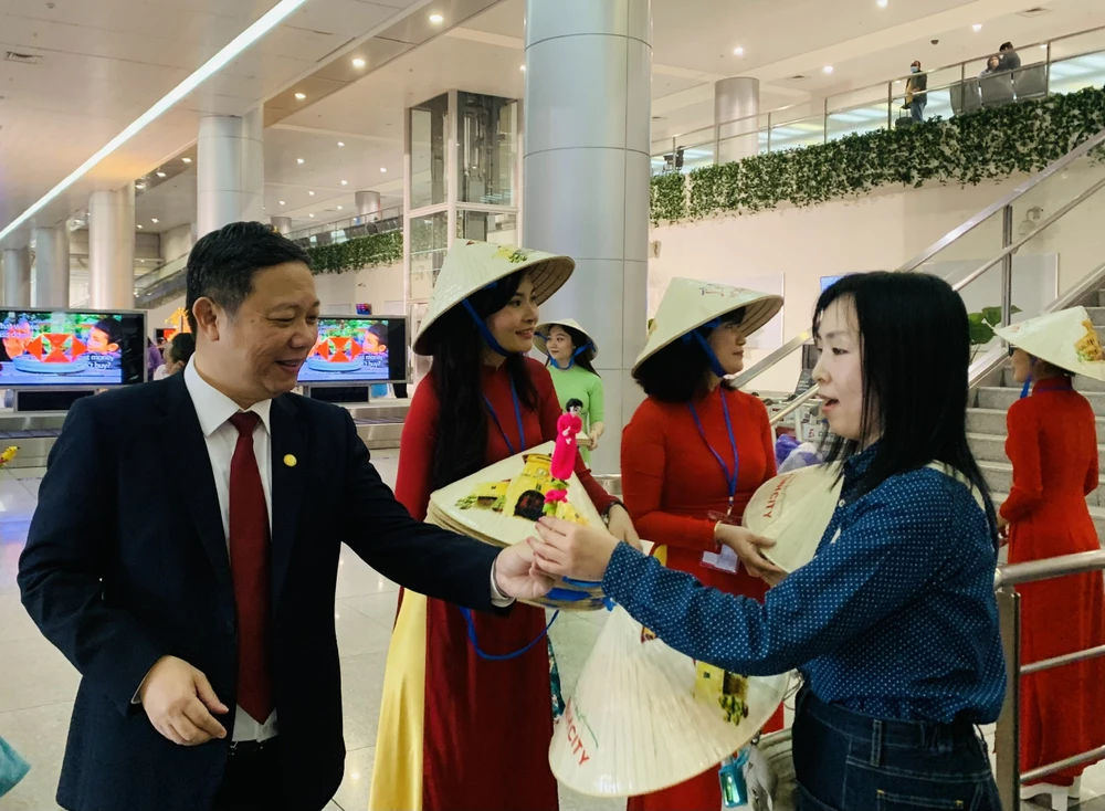 Phó Chủ tịch UBND TP.HCM Dương Anh Đức chào đón những vị khách quốc tế xông đất TP.HCM năm 2023