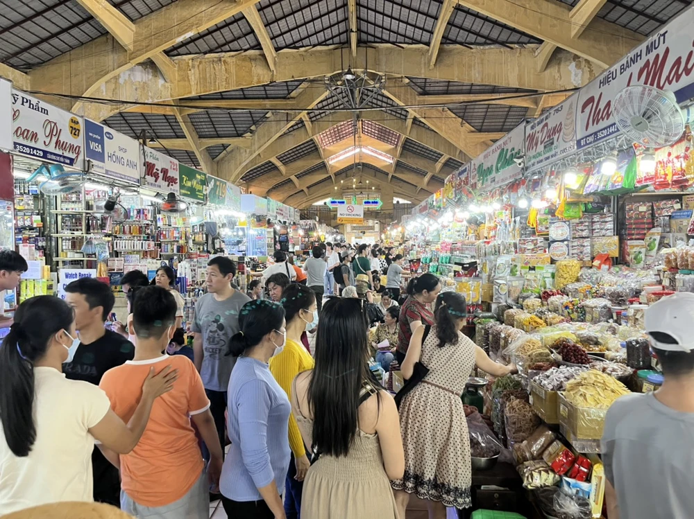 Quầy bánh mứt thu hút nhiều khách đi chợ ghé thử