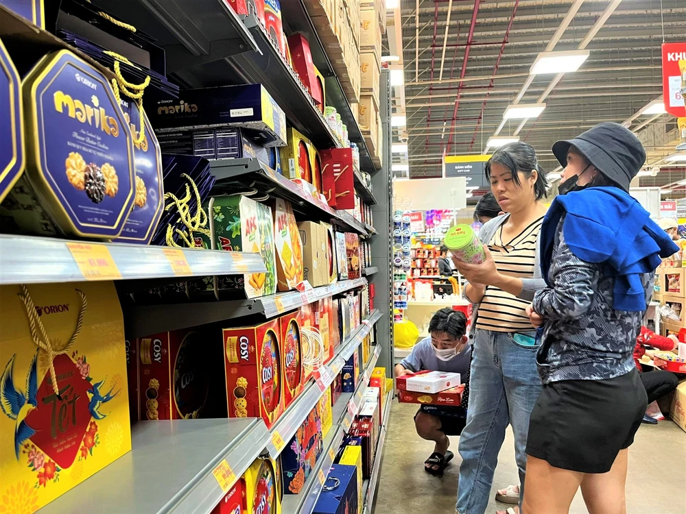 Bánh quà Tết được người dân chọn mua