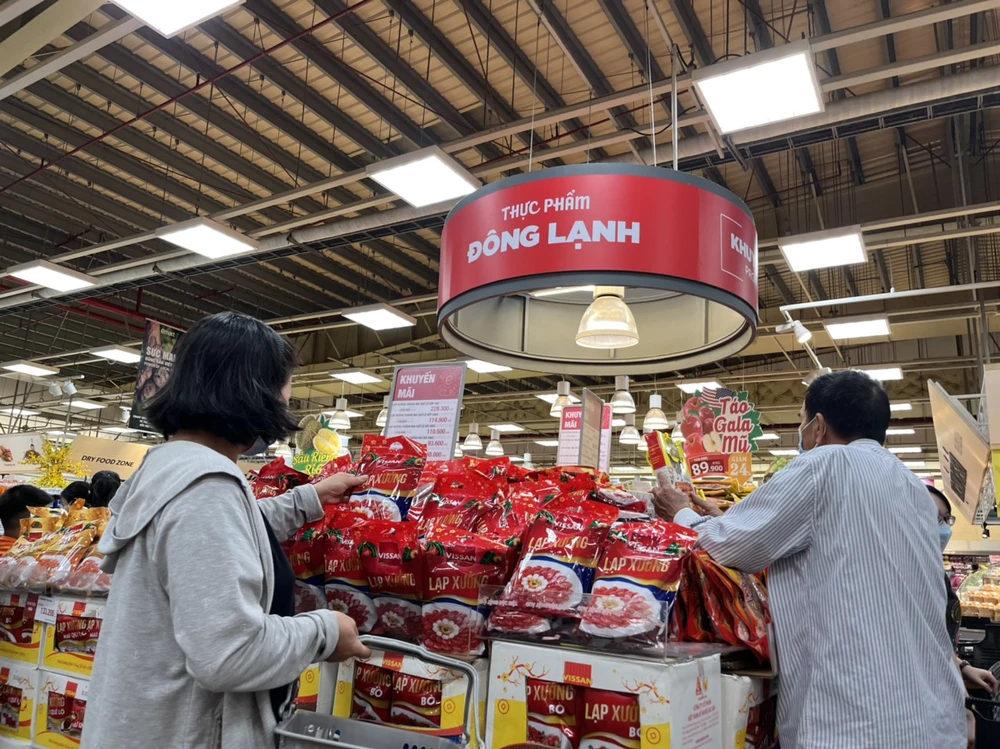 Các mặt hàng không thể thiếu trong ngày Tết như lạp xưởng được người dân quan tâm