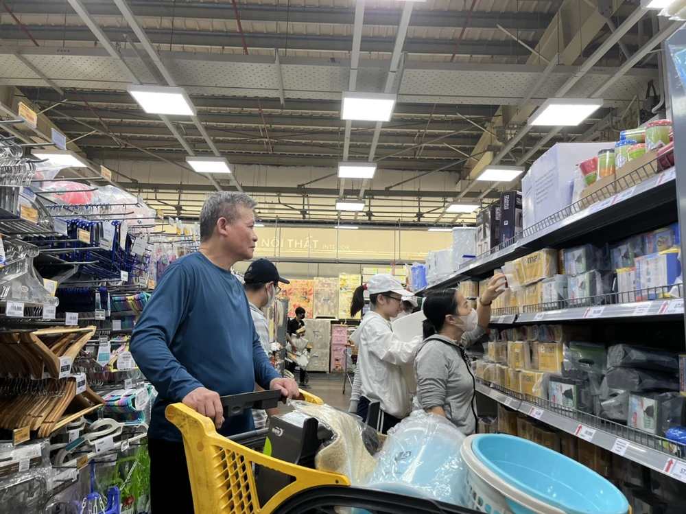 Đồ dùng gia đình được người dân mua sắm chuẩn bị Tết