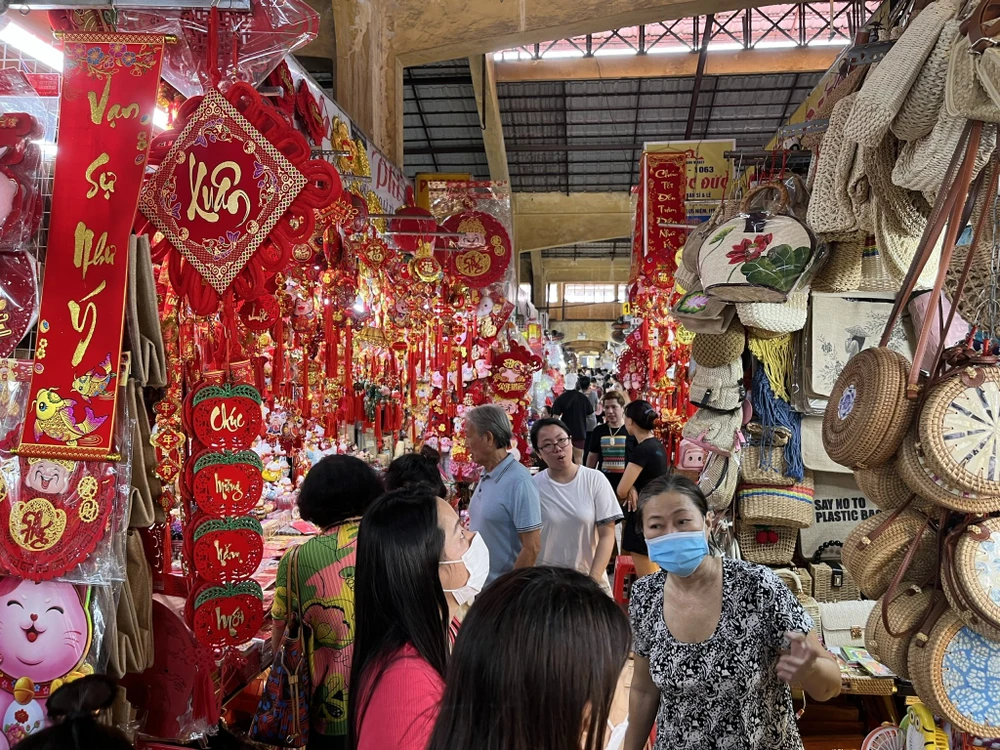 Túi xách thủ công trang trí Tết cũng thu hút nhiều du khách