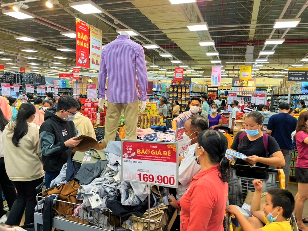 Khu quần áo thời trang người lớn tại siêu thị đang giảm giá được người dân quan tâm mua sắm