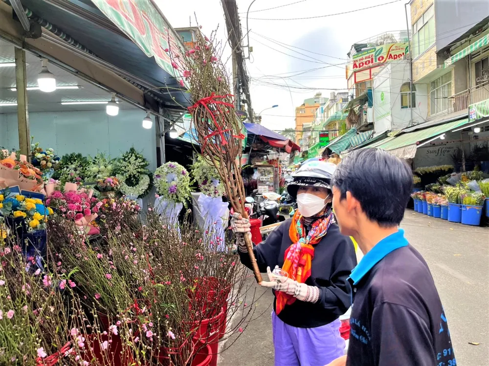 Cành đào 600.000 đồng đang được khách trả giá