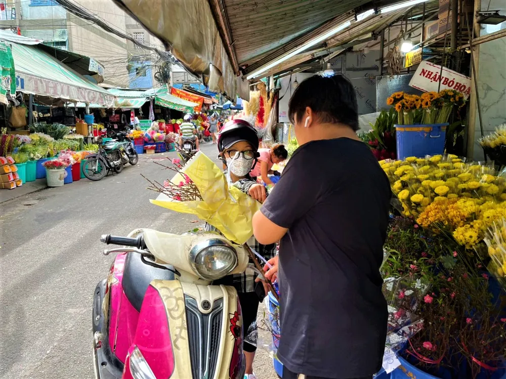 Những cành đào với nhiều mức giá khác nhau khách hàng dễ chọn lựa