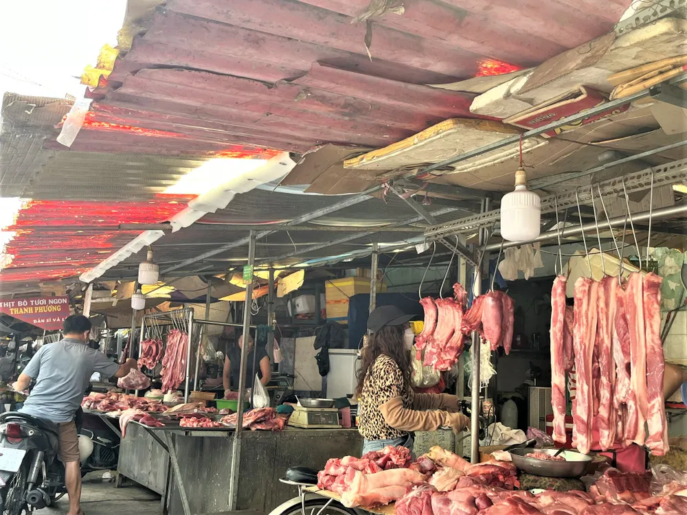 Thời điểm này các sạp thịt heo tại một số chợ vẫn vắng khách.