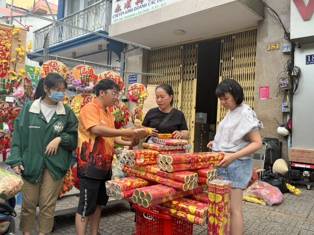 Chợ Bình Tây nhộn nhịp khách mua cá, tôm, mực khô... ăn Tết ảnh 17