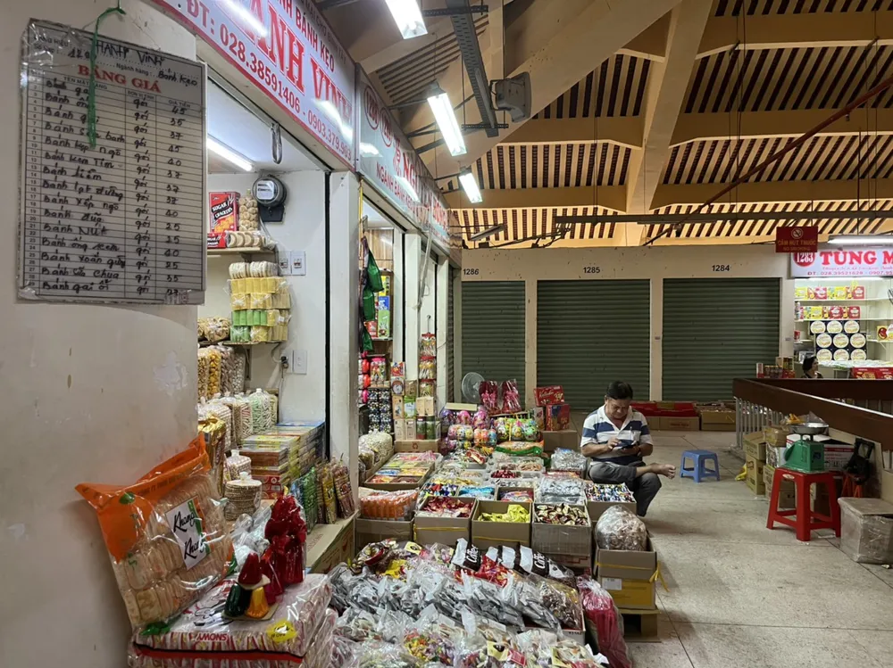 Chợ Bình Tây nhộn nhịp khách mua cá, tôm, mực khô... ăn Tết ảnh 14