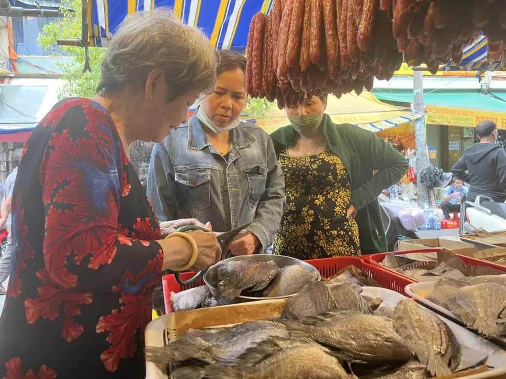 Cá sặc giá từ 300.000 hơn 400.000 đồng/kg, lạp xưởng từ 90.000 đồng và 270.000 đồng/kg.