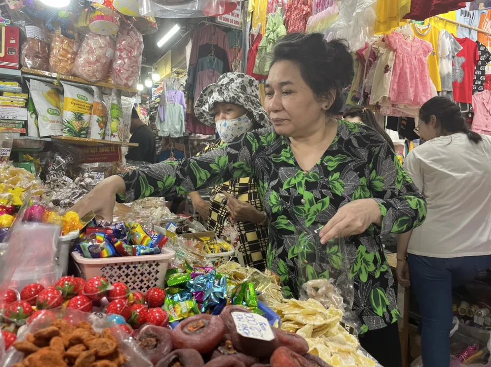 Bà Thoa không ngại trữ nhiều mặt hàng mứt, các loại hạt để bán dịp Tết.