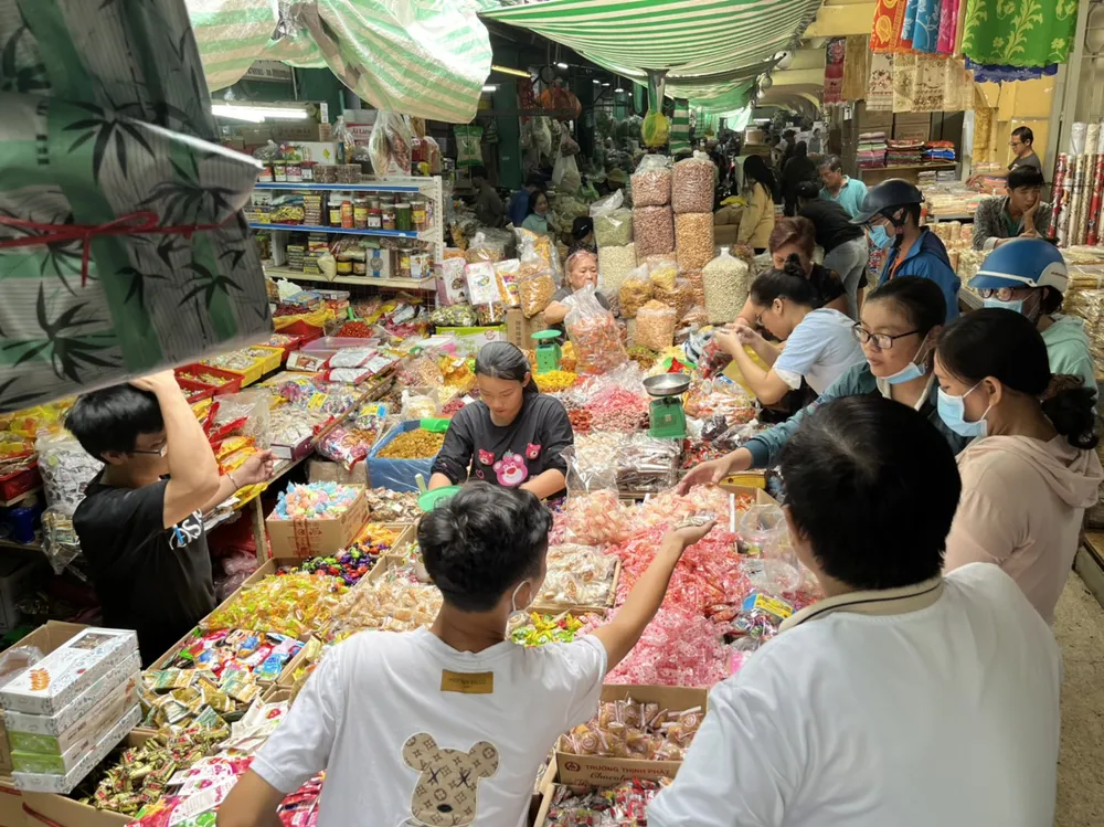 Vào bên trong chợ tầng trệt các sạp bánh kẹo vẫn được nhiều khách đến mua sắm.