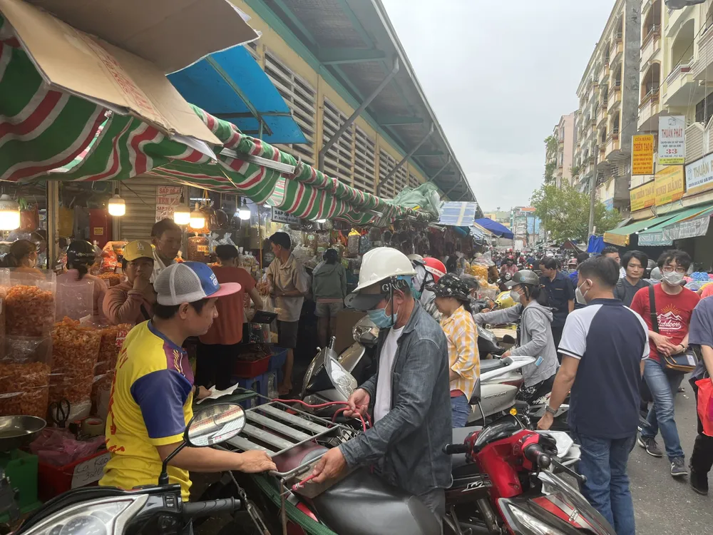 Khu vực đường Lê Tấn Kế, chợ Bình Tây rất đông khách đi mua sắm.