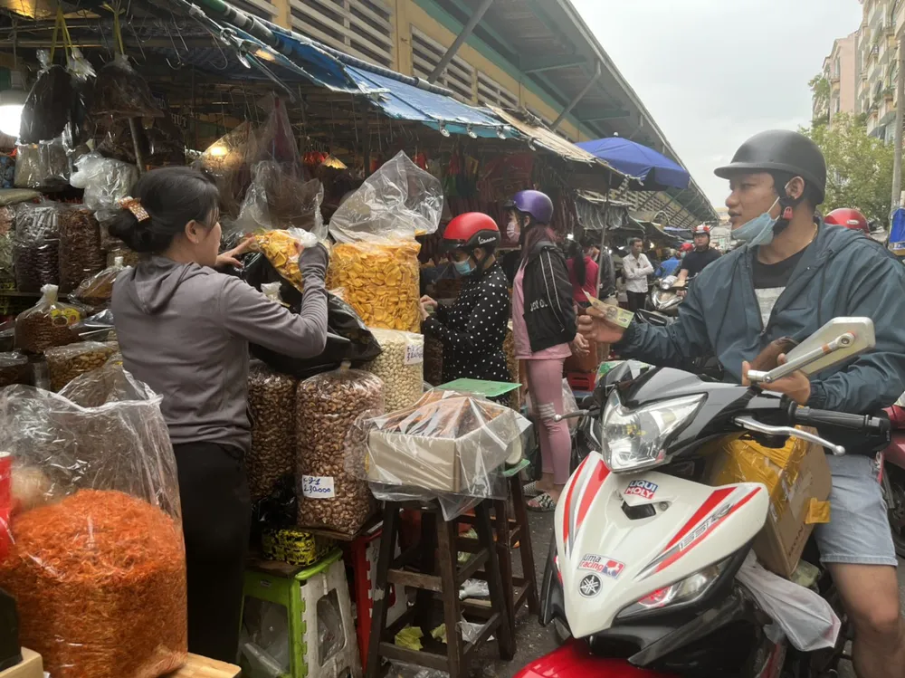 Các mặt hàng mứt, đồ khô hút khách ở chợ Bình Tây.