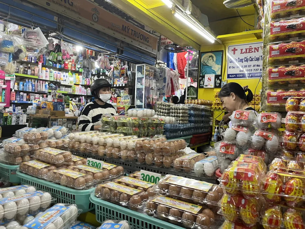 Trứng gà, vịt khó lên giá vì sức mua đang chậm.