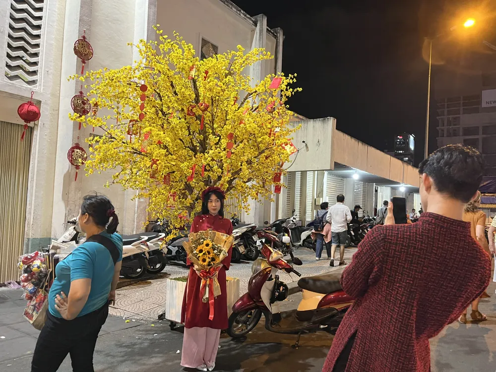 Khoảng 18 giờ 30 tại cửa Tây chợ Bến Thành, một số bạn trẻ đến chụp hình.