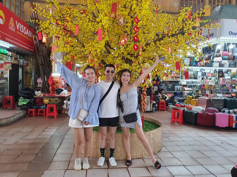 Nhiều bạn trẻ chọn đến checkin với cây mai trang trí tại chợ.