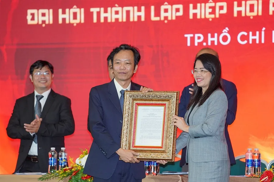 Thay mặt lãnh đạo TP, bà Nguyễn Thị Ánh Hoa, Giám đốc Sở Du lịch TP.HCM trao quyết định thành lập Hiệp hội Ẩm thực TP.HCM