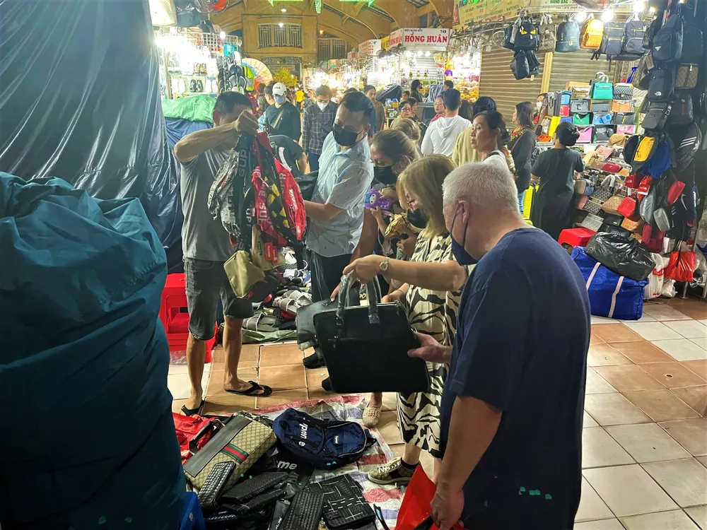 Túi xách đang được giảm giá còn 100.000 đồng/cái cũng được khách quan tâm mua sắm