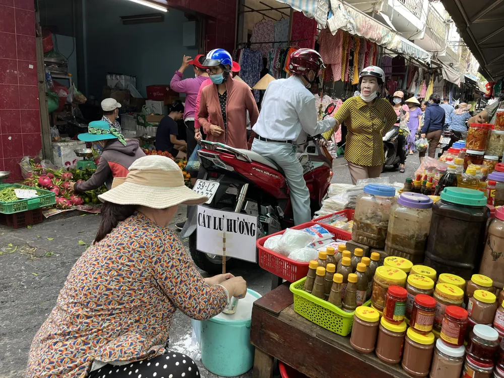 Theo phong tục cuối năm, một số gia đình thay cát lư hương bàn thờ tổ tiên.