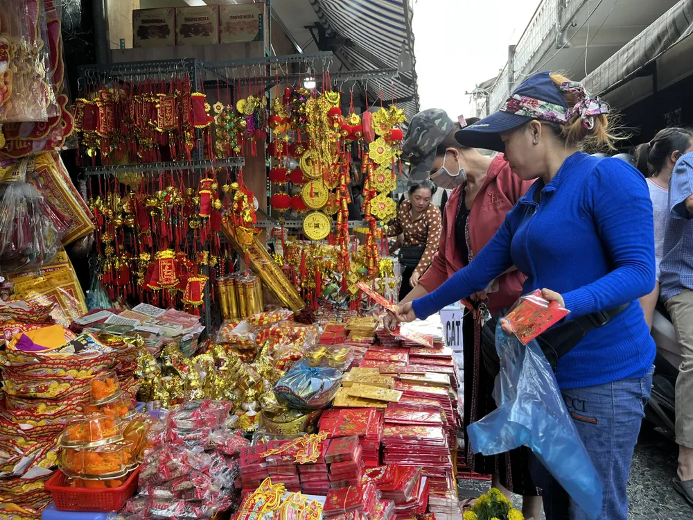Bên cạnh mua đồ cúng, bao lì xì, đồ trang trí...cũng được người dân chọn mua
