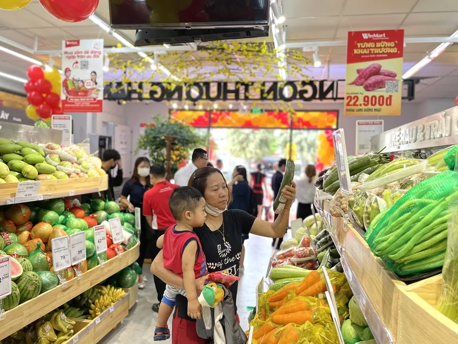 Trong ngày khai trương Winmart Bình Chiểu hàng trăm mặt hàng được giảm giá đến 50%