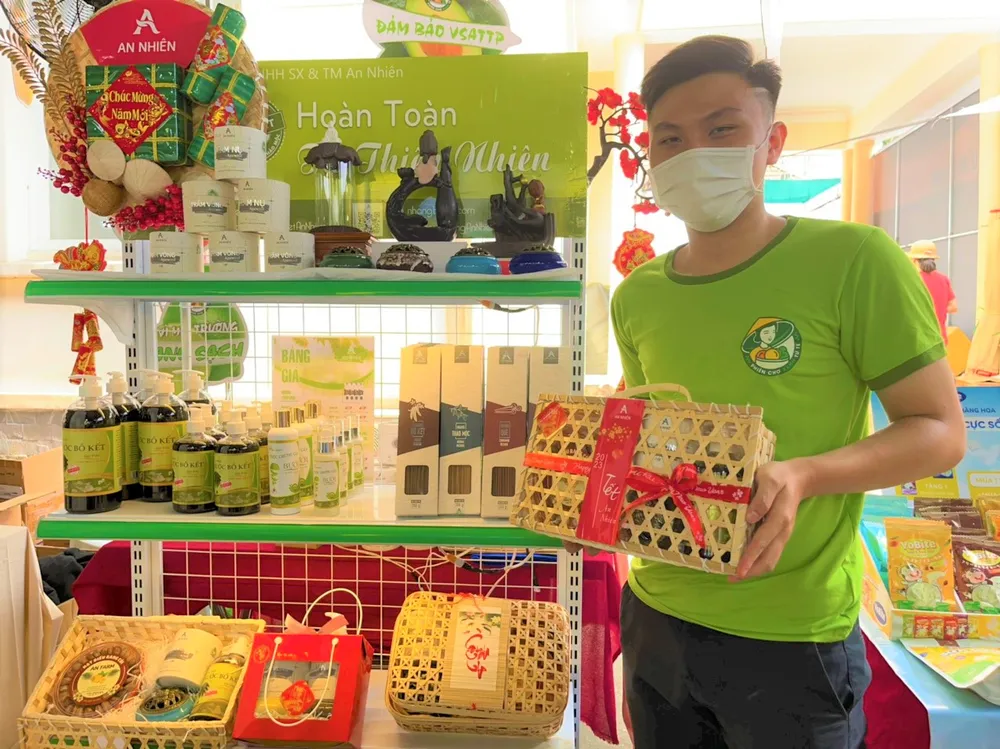 Những giỏ quà Tết với sản phẩm như nước bồ kết, trầm... được giới thiệu tại phiên chợ