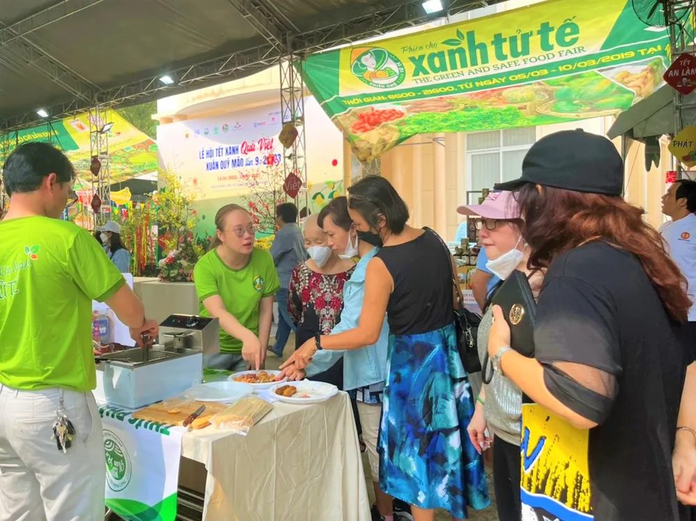 Gian hàng đặc sản Quảng Ninh mời khách dùng thử món chả mực Hạ Long...