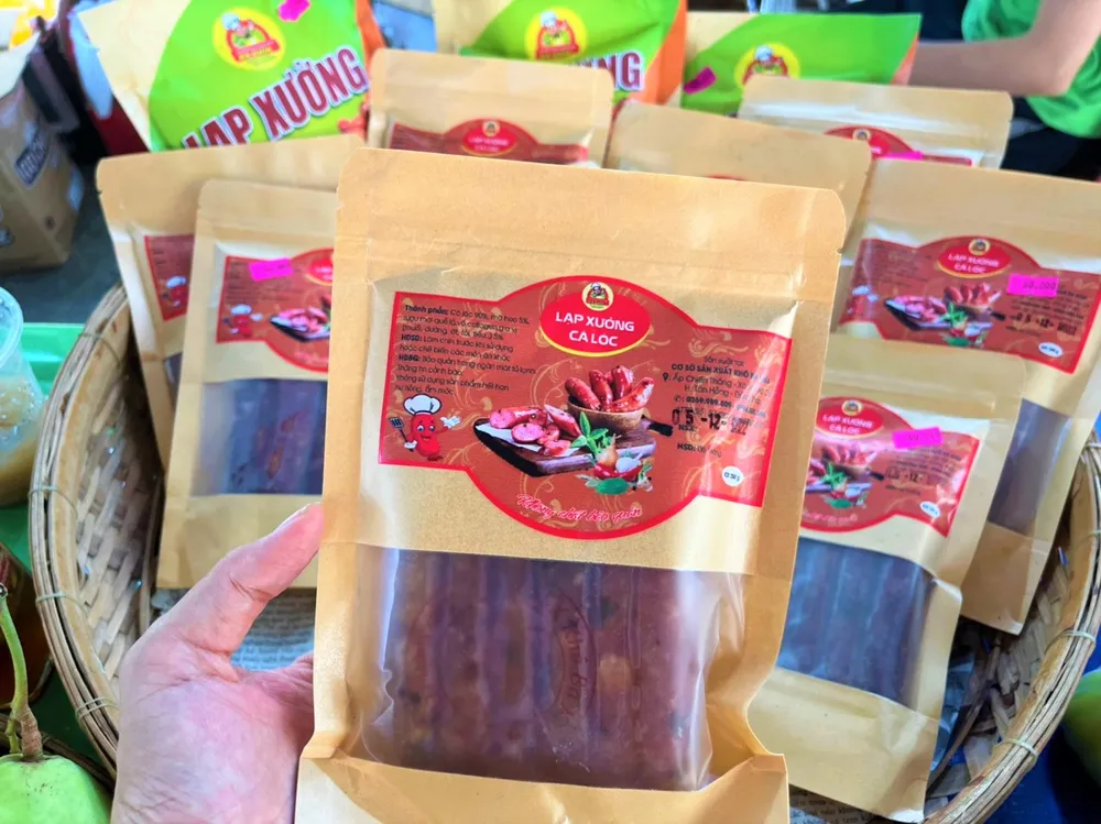 Gian hàng đặc sản Đồng Tháp giới thiệu lạp xưởng cá lóc