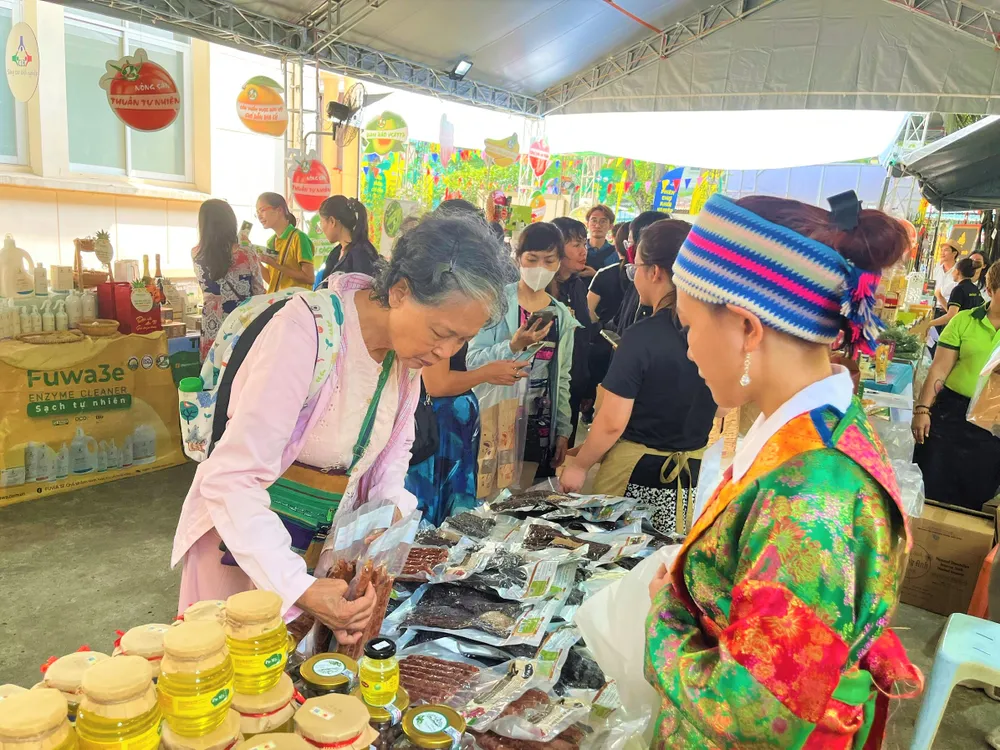 Hàng trăm món ngon góp mặt tại phiên chợ tết ở TP.HCM ảnh 6