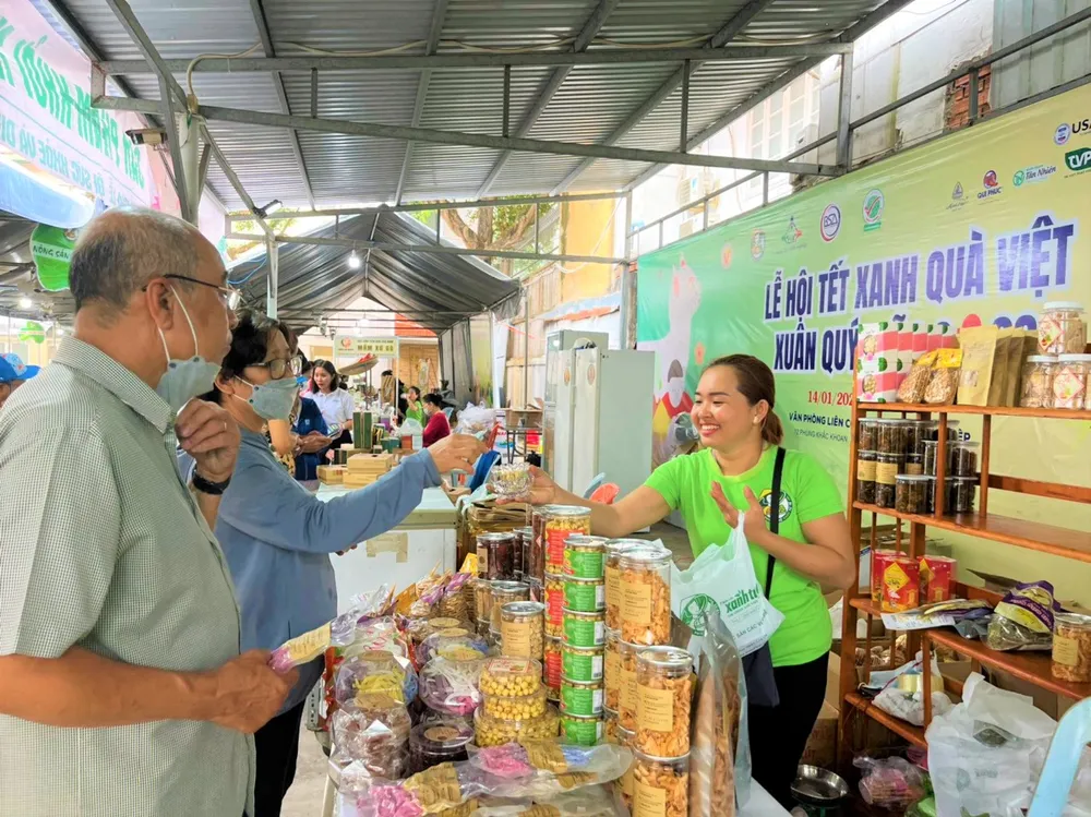Người dân dùng thử các loại mứt, hạt sen... đang bày bán
