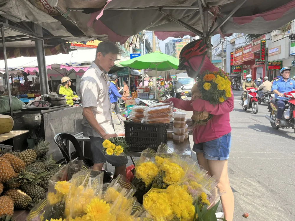 Hơn 12 giờ trưa một người dân ghé chợ Tân Định mua xôi chè