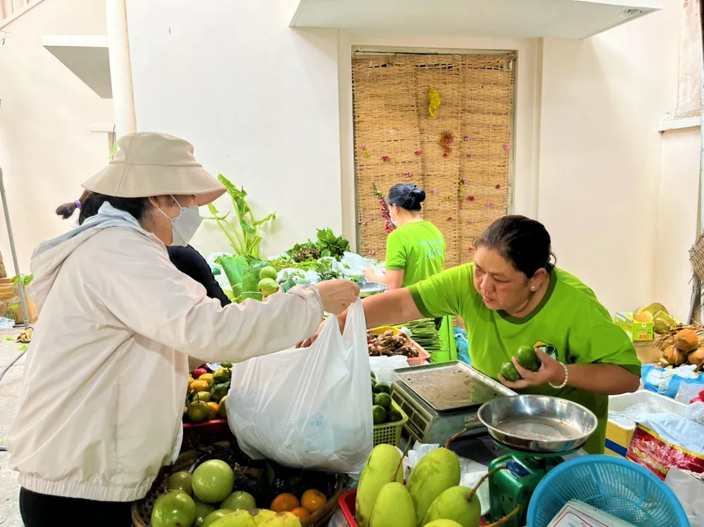 Người bán hàng ưu ái tặng thêm chanh cho vị khách này