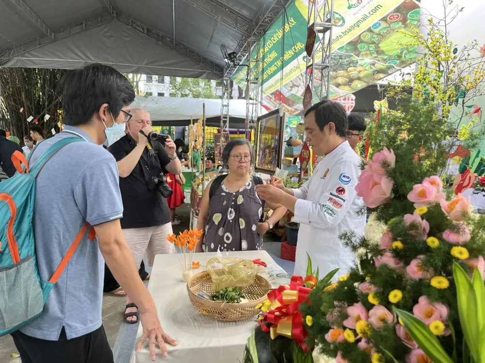 Tại phiên chợ, nghệ nhân biểu diễn tỉa rau củ thu hút khách tham quan