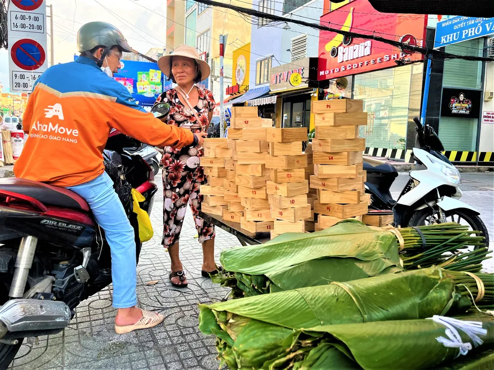 Bên cạnh lá dong, khuôn bánh cũng được bày bán giúp cho gói bánh chưng dễ dàng hơn